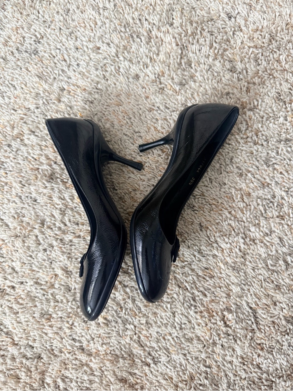 Gucci Black Patent Leather Round-Toe Pumps with Logo Buckle - Picture 3 of 6